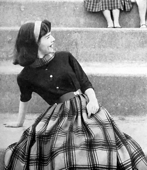 1950s Style peg for Roberta  Girl in Blouse and Plaid Skirt, 1958. #vintage #1950s #fashion American Girl Magazine, 1950 Style, Style Année 60, Fashion 60s, 1950 Fashion, Vintage Fashion 1950s, Fashion 90s, 20th Century Fashion, Estilo Preppy