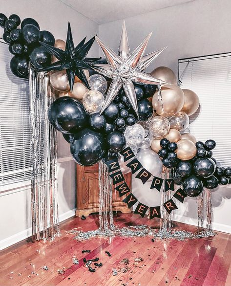 Balloons With Tinsel, New Year Eve Balloon Decoration, New Years Banner Design, Capricorn Party Ideas, New Year’s Eve Balloons, Gala Balloon Decor, New Year’s Eve Balloon Garland, New Years Balloon Decorations, New Year’s Party