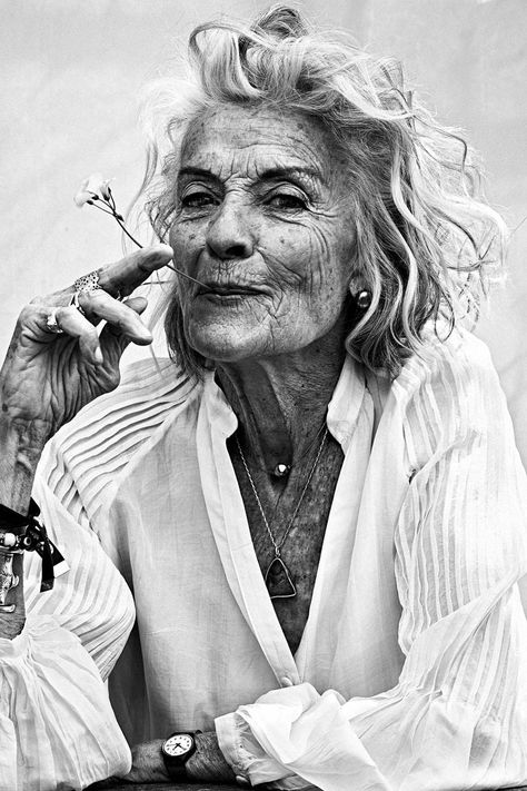 Ibiza Bohemia, Beautiful Old Woman, Advanced Style, Ageless Style, Ageless Beauty, Aging Beautifully, Beauty Pictures, Black And White Portraits, Old People