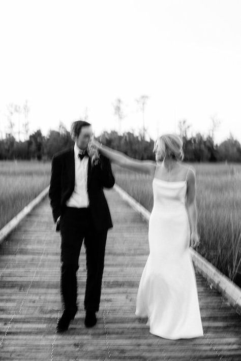 Wedding Photo Ideas For Photographers Couple, Steamy Wedding Pictures, Wedding Fine Art Photography, Pier Wedding Photos, Wedding Photo Artistic, Motion Wedding Photography, Wedding Photo Ideas Black And White, Wedding Photography Artistic, Lifestyle Photography Wedding