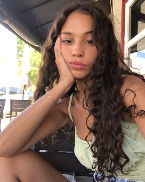 Maria Isabel on Instagram: “please enjoy this photo of me waiting for my pancakes” Brunette Hair, Pandora Armband, Curly Hair Inspiration, Curly Girl Hairstyles, 짧은 머리, Brunette Girl, Dream Hair, Curly Girl, Fashion And Style