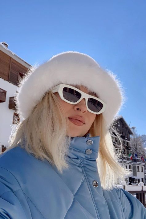 Bundled up and ready for a day on the slopes in stylish snow sunglasses! #Snow #skiing #ski #skioutfit #skiier #fashionable #winter #sunnies #gucci Sunglasses In Winter, Apres Ski Outfits, Ski Outfits, Winter Sunglasses, Ski Bunny, Ski Sunglasses, Ski Bunnies, Ski Outfit, White Sunglasses