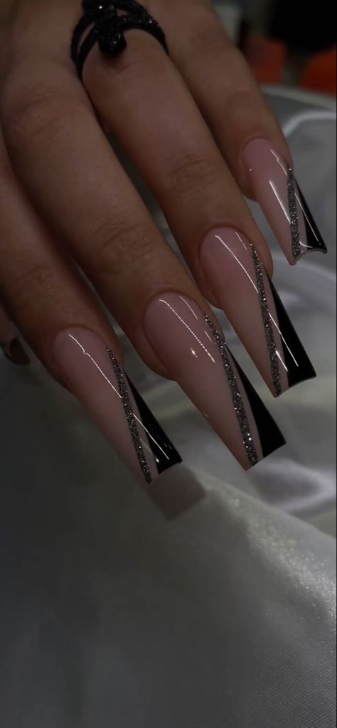 Square Acrylic Nails Elegant, Going Out Nails Ideas, Funeral Acrylic Nails, 20th Bday Nails Ideas, Simple Nail Designs With Black, Prom Nails Acrylic Black Dress, Club Nails Acrylic, Black Acrylics With Design, Black Nails Ideas Long