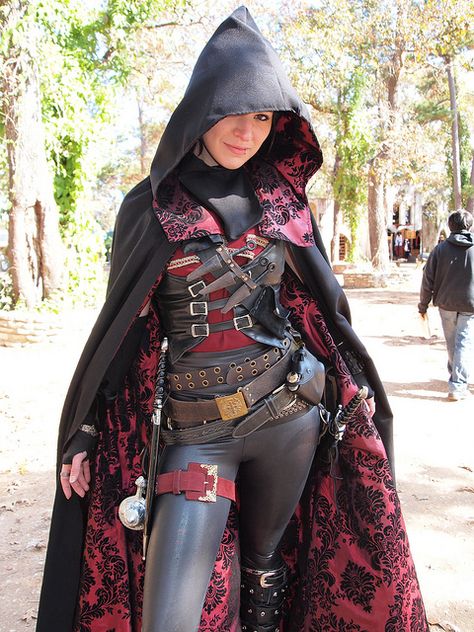 Rogue/assassin Cape Idea, Samurai Girl, Mode Steampunk, Fair Outfits, Fest Outfits, Kostum Cosplay, Steampunk Cosplay, Hooded Cape, Steampunk Costume