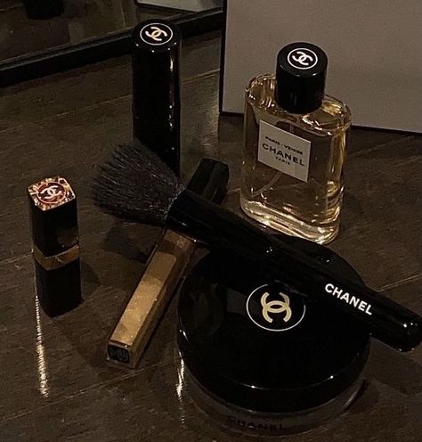 Golden Brunette, Chanel Aesthetic, Estilo Ivy, Expensive Makeup, Chanel Beauty, Dark Feminine Aesthetic, Chanel Makeup, Luxury Aesthetic, Classy Aesthetic