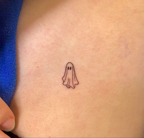 Tiny Cute Ghost Tattoo, Minimalist Halloween Tattoo Ideas, Cute Halloween Ghost Tattoo, Patchwork, Funny Ghost Tattoo Ideas, Ghost Tattoos Fine Line, Ghost Mini Tattoo, Tony Ghost Tattoo, Cute Spooky Halloween Tattoo