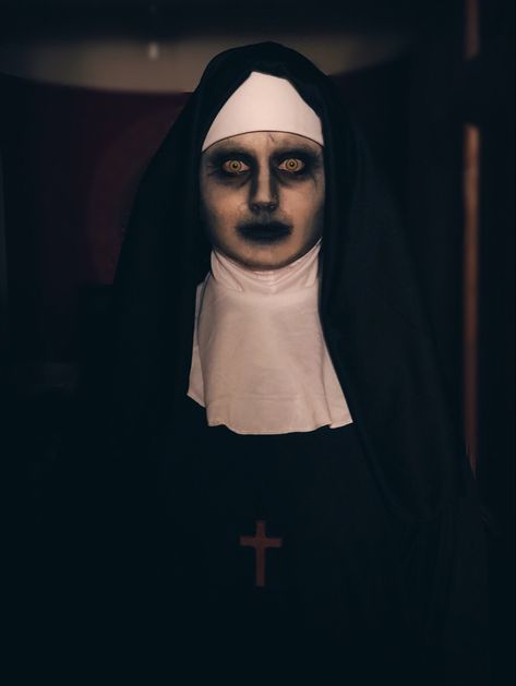 The Nun #diy #costume #halloweencostume #halloweenmakeup #diycostume #scary #cosplaay Scary Nun Photoshoot, Reagan Exorcist Costume, Halloween Diy Scary, Exorcist Costume, Nun Halloween Costume, Nun Halloween, Conjuring 2, Scary Photos, The Nun