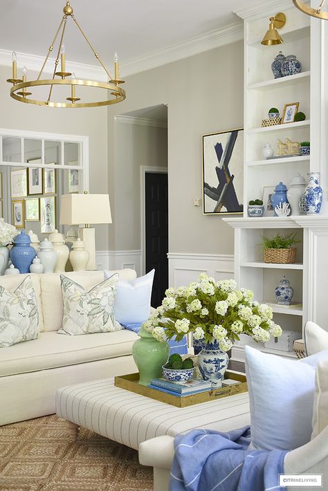 Chinoiserie Living Room, Paint Living Room, Blue And Green Living Room, Blue And White Living Room, Living Room Wallpaper, White Living Room Decor, Summer Living Room, Living Room Decorating Ideas, Blue White Decor