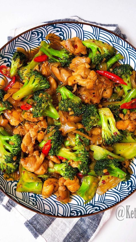 Hunan Chicken Recipe, Chinese Sesame Chicken, Hunan Chicken, Spicy Stir Fry Sauce, Wok Recipes, Dinner Then Dessert, Chinese Stir Fry, Broccoli Chicken, Stir Fry Dishes