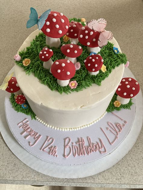 Cute fairy mushroom cake Pastel, Mushroom Themed Birthday Cake, Easy Mushroom Cake, Fairy Garden Cakes, Mushroom Cakes Birthday, Mushroom Themed Cake, Cottagecore Birthday Cake, Mushroom Cake Decoration, Mushroom Cake Ideas