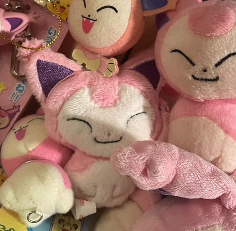 Kawaii, Cute Pokemon Plushies, Pokemon Plushies Aesthetic, Pink Pokemon Aesthetic, Pawmi Pokemon, Heart Pokeball, Cute Pokemon Pfp, Skitty Pokemon, Pokemon Core