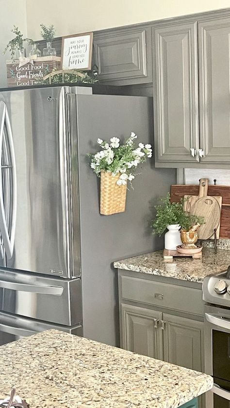 Kitchen Home Decor Ideas, Decorate Top Of Refrigerator, Top Of The Fridge Decor, Top Of Fridge Decor, Kitchen Greenery, Kitchen Ideas Decor, Top Of Fridge, Counter Top Decor, Diy Kitchen Hacks