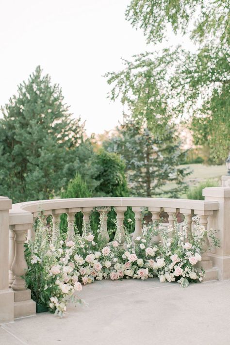 Chateau Wedding Decor, Wedding Staircase, High End Kitchen, Glamorous Wedding Decorations, Wedding Venues Pennsylvania, Chateau Style, Wedding Decoration Ideas, Staircase Decor, Romantic Background