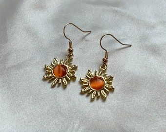 Orange Earrings Aesthetic, 70s Inspired Jewelry, Sun Earrings Aesthetic, Earings Aesthetics, Aesthetic Gold Earrings, Cute Earrings Aesthetic, 70s Accessories Jewelry, Sun Outfits, Good Earrings