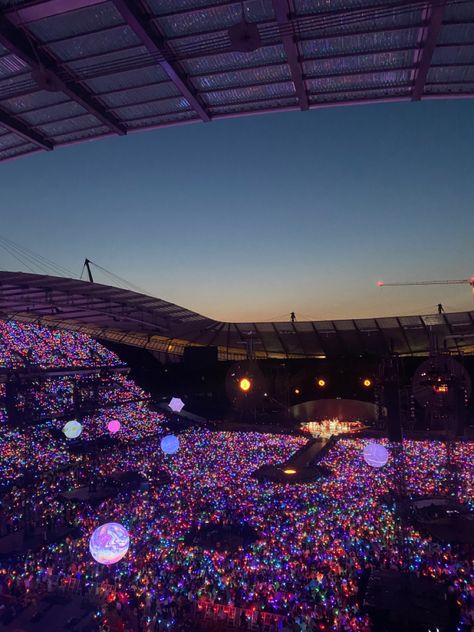 Concert Aesthetic Coldplay, Show Aesthetic Music, Coldplay Concert Aesthetic, Coldplay Aesthetic, Coldplay Concert, Concert Lights, Chris Martin Coldplay, Vision Board Photos, Concert Aesthetic