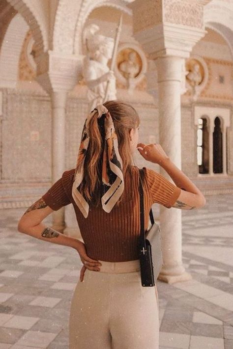 Inspired Outfits, Vlasové Trendy, Stil Vintage, Ways To Wear A Scarf, Pakaian Feminin, 2020 Fashion Trends, Modieuze Outfits, How To Wear Scarves, Summer Fashion Trends