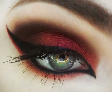 Reddish black eyeshadow with liner Gothic Make Up, Dark Bridal Makeup, Carnaval Make-up, Halloweenský Makeup, Red Eye Makeup, Vampire Makeup, Red Eyeshadow, Oc Inspo, Makijaż Smokey Eye