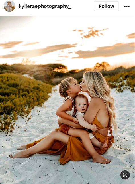 Strand Shoot, Motherhood Images, Family Beach Pictures Poses, Family Beach Pictures Outfits, Beach Photoshoot Family, Kylie Rae, Beach Picture Outfits, Family Beach Session, Mommy And Me Photo Shoot