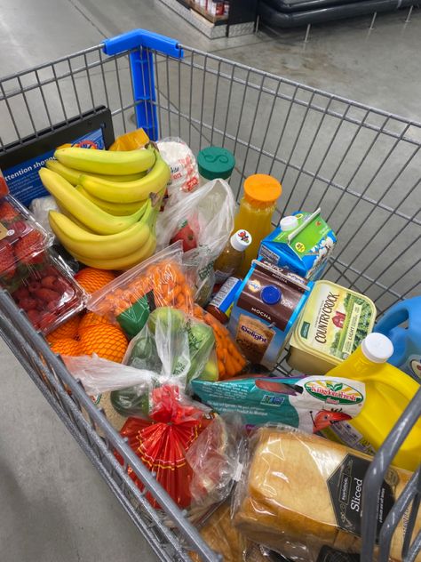 Grocery Shopping Aesthetic, Track Food, Healthy Grocery Shopping, Healthy Lunch Snacks, Health Facts Food, Grocery Foods, Healthy Groceries, Snacks Saludables, Healthy Food Motivation