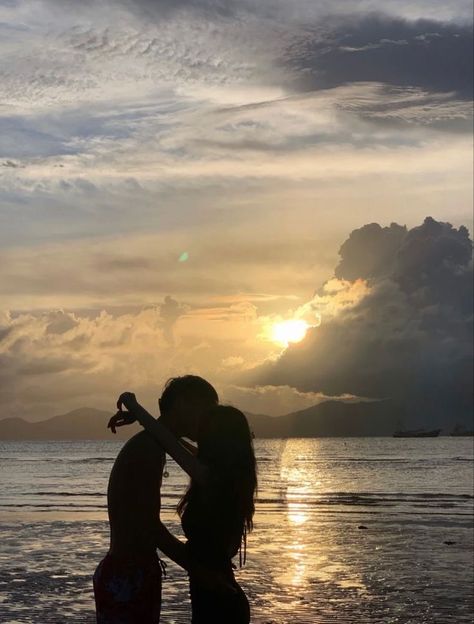 True Love Aesthetics Pics, Couples Lake Pictures, Young And In Love Aesthetic, Make Outs Session, Italy Couple, Date Pictures, Adorable Couples, Couples Pics
