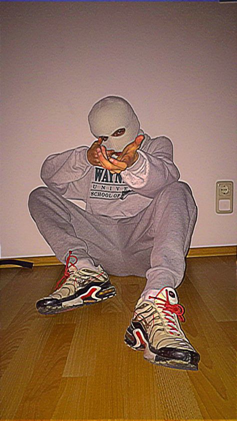 Bayern, Ski Mask Men Aesthetic, Ski Mask Wallpaper Aesthetic, Black Gangster Aesthetic, Gangster Poses Men, Ski Mask Guy Aesthetic, Man In Ski Mask, Mafia Profile Pic, Icons Gangster