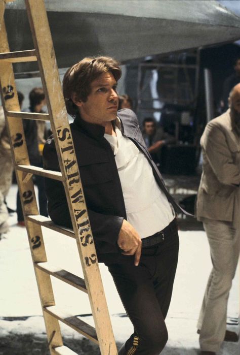 Harrison Ford on the set of The Empire Strikes Back, 1979 - Imgur Harison Ford, Star Wars Cast, Han And Leia, Cuadros Star Wars, Star Wars Trilogy, Star Wars Icons, Star Wars Men, Empire Strikes Back, I Love Cinema