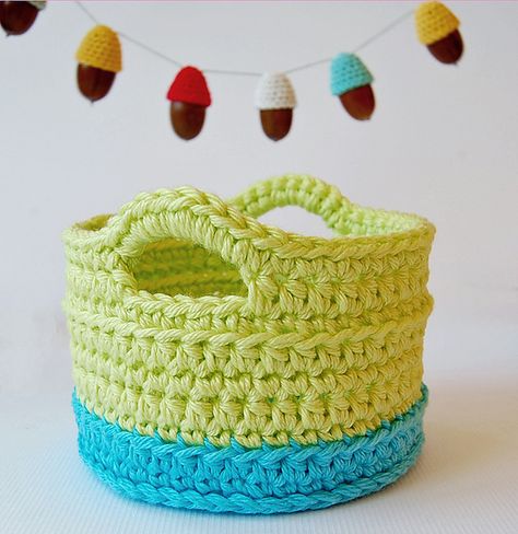 For more crochet projects, please visit my blog: dada4you.blogspot.com/ Crochet Basket With Handles Free Pattern, Crochet Basket With Handles, Easy Crochet Basket Pattern, Crochet Handles, Basket Patterns, Crochet Storage Baskets, Crochet Basket Pattern Free, Bags Patterns, Crochet Baskets