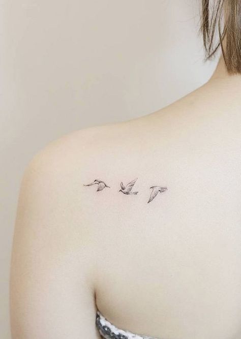 Arm Quote Tattoos, Animal Tattoo Designs, Small Animal Tattoos, Tattoos Tiny, Small Bird Tattoos, Tiny Bird Tattoos, Bird Tattoos For Women, Vogel Tattoo, Tier Tattoo