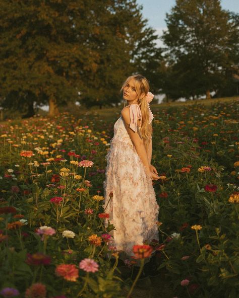 Outdoor Vintage Photoshoot, Boho Floral Photoshoot, Editorial Garden Photoshoot, Ethereal Garden Photoshoot, Vintage Outdoor Photoshoot, Garden Aesthetic Photoshoot, Photoshoot In A Garden, Senior Photos Wildflowers, Zinnia Photoshoot