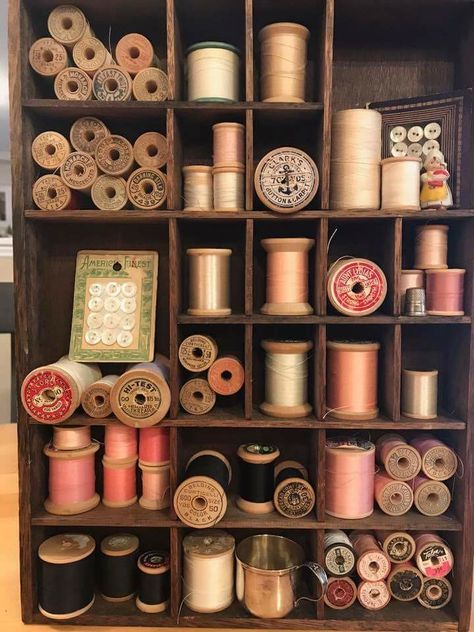 Printer tray with thread Thread Display Ideas, Wooden Thread Spool Ideas Vintage, Antique Sewing Machine Ideas, Sewing Machine Display, Thread Display, Vintage Thread Spools, Vintage Sewing Rooms, Vintage Haberdashery, Wooden Spool Crafts