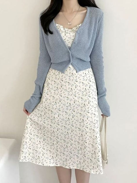 Korean spring outfit: floral dress and pastel cardigan Japanese Elegant Outfit, Pure Outfits Aesthetic, Causal Soft Outfits, Delicate Feminine Outfits, Spring Fashion Asian, Classy Feminine Casual Outfits, Maxi Skirt Outfit For Spring, Korean Spring Dress, Femenine Outfits Style Summer