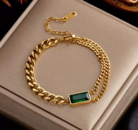 Green Emerald Bracelet, Western Jewellery, Gold Ideas, Square Jewelry, 2022 Style, Green Bracelet, Jewelry Aesthetic, Emerald Bracelet, Jewelry Accessories Ideas