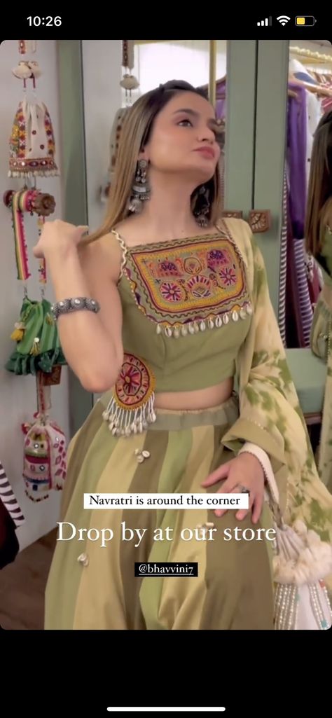 Navratri Dresses Ideas, Bansari Saree Design, Blouse Patterns For Navratri, White Choli Lehenga For Navratri, Vintage Dupatta Chaniya Choli, Marwadi Outfit, Gamthi Work Blouse Design, Cotton Navratri Chaniya Choli, Navratri Clothes For Women