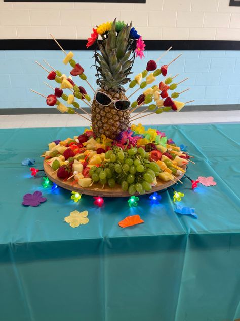 Luau Fruit Platter, Hawaii Theme Decorations, Cheese And Pineapple Display, Pool Theme Food, Pool Party Fruit Display, Backyard Luau Party Ideas Diy, Pineapple Themed Party, Hawaiian Themed Centerpieces, Summer Beach Party Decorations