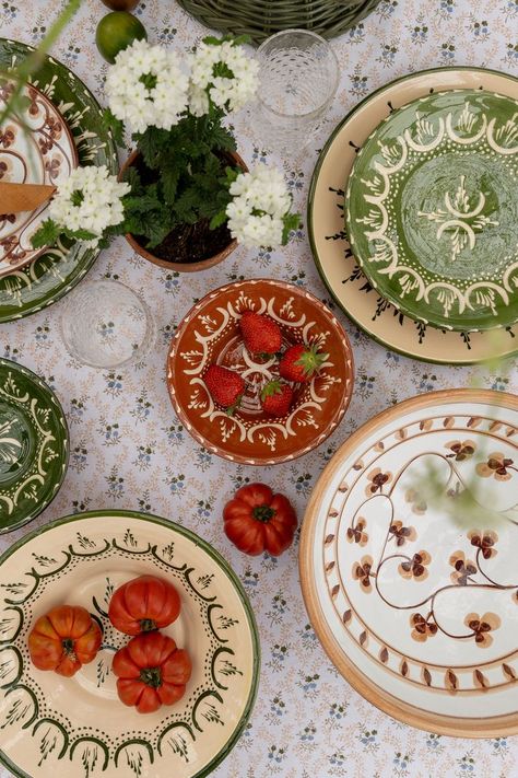 Summer Dinner Party, Painted Ceramic Plates, Wedding Tableware, Summer Deco, Unique Plates, Keramik Design, Party Inspo, Wedding Plates, Dinner Table Decor
