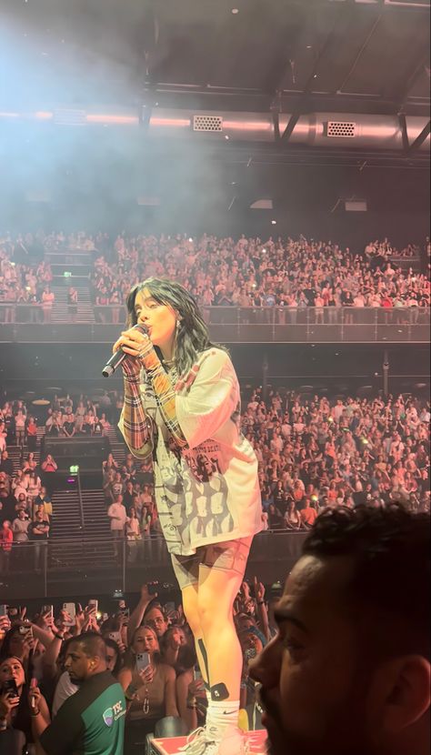 Billie Eilish Wallpaper Concert, Billie Concert Aesthetic, Billie Eilish Cute Photos, Billie Eilish Concert Wallpaper, Billie Eilish On Tour, Billie Eilish Concert Aesthetic, Concert Billie Eilish, Aesthetic Billie Eilish Wallpaper, Billie Eilish Wallpaper Aesthetic