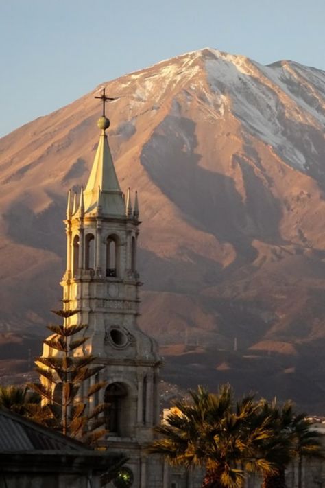 ¡No todo en Perú es el Machu Picchu! Hay otros sitios con muchísimo encanto, como el pueblo de estas fotos, Arequipa. En la llamada Ciudad Blanca encontrarás iglesias, un monasterio de colores y hasta una momia de verdad. #peru #arequipa #ciudadblanca Spanish Projects, Peruvian Art, By Bus, Travel Adapter, G Adventures, Travel Time, Urban Sketching, Vacation Packages, Beautiful Places In The World