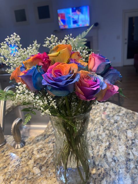 Flowers rain bows Rainbow Rose Bouquet, Rainbow Roses Bouquet, Multi Colored Roses, Gf Gifts, Mums Garden, Purple Sweet 16, Rain Bow, Colored Roses, Aesthetic Core