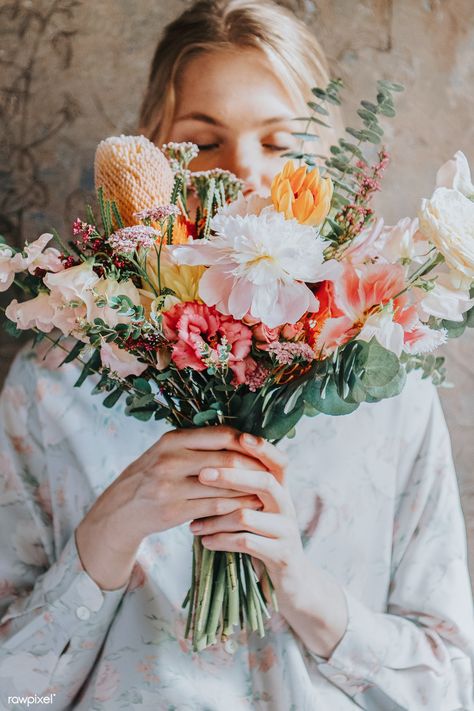 Woman holding a bouquet of flowers | premium image by rawpixel.com / Jira Holding A Bouquet Of Flowers, Hands Holding Flowers, Holding A Bouquet, Bouquet Photography, Flower Photoshoot, Flowers Instagram, A Bouquet Of Flowers, Poses Photo, Girls With Flowers