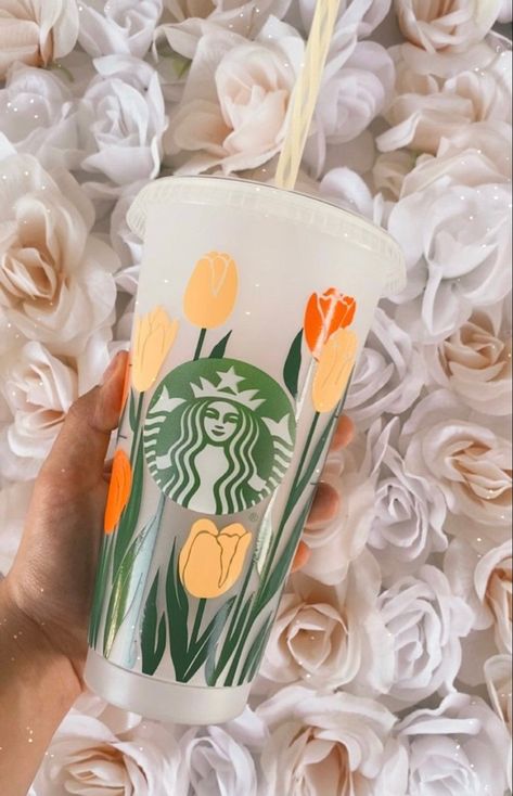 Starbucks Cup Gift, Reusable Starbucks Cup, Spring Cups, Starbucks Cup Art, Starbucks Cup Design, Starbucks Design, Summer Cups, Cup Flower, Bebidas Do Starbucks