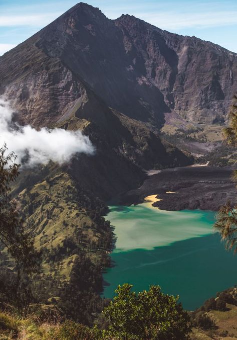 10 Best places to see in Lombok, Indonesia #lombok #indonesia #travel #traveltoindonesia #traveltoparadise #traveltolombok Lombok, Nature, Travel Tops, Mountain Peak, Dream Holiday, Incredible Places, Travel Goals, Mountain Range, Rocky Mountain