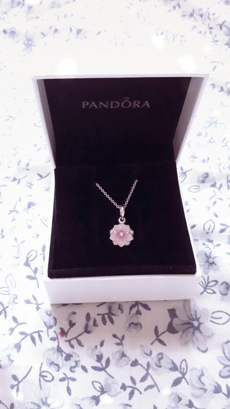 Mexican Gold Jewelry, Pandora White, Necklace Sale, Jewelry Kendra Scott, Pink Sakura, Pandora Necklace, Dainty Diamond Necklace, Kendra Scott Necklace, Sakura Flower