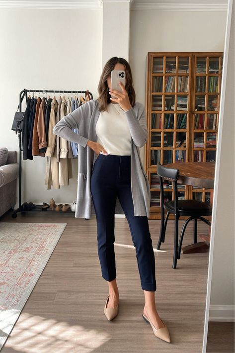 Black Jean Work Outfit, Cute Business Professional Outfits, Women’s Professional Outfits, Therapist Work Outfits, 2022 Business Casual Women, Nurse Manager Outfit, Women’s Workwear, Cool Girl Work Outfits, Navy Work Pants Outfit