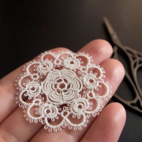 Tatting is a beautiful and rare craft where thread is knotted to form lace. There are two types of tatting and this page will give beginners an introduction to both, with patterns and video tutorials. Needle Tatting Tutorial, Tatting Patterns Free, Tatting Necklace, Needle Tatting Patterns, Shuttle Tatting Patterns, Tatting Tutorial, Original Tattoos, Tatting Jewelry, Budget Planer