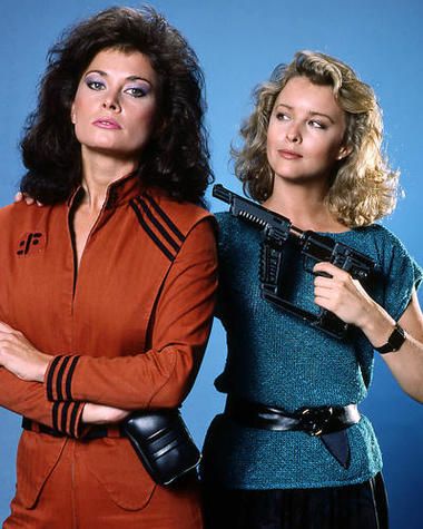 Faye Grant with alien Jane Badler Tumblr, Faye Grant, Jane Badler, V Tv Show, Ghost Movies, Movies Photo, Sci Fi Tv Series, Tv Miniseries, Original Tv Series