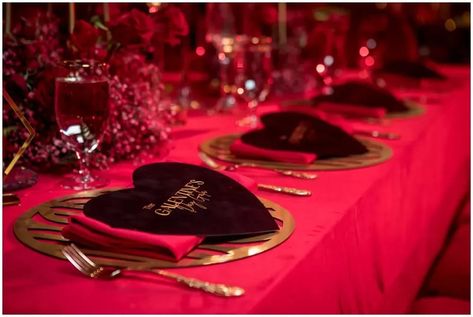 If you are planning a Valentine's day themed event or Galentine's day gala be sure to save this photo! This Georgia event planner designed a luxurious corporate event with a gold and red color palette. We love how the table setting turned out with the red velvet linen, gold chargers and heart menu cards. Head to the blog to see more red and gold themed gala decorations from this corporate event in Atlanta! Church Valentines Party Decor, Red Gold Table Setting, Valentines Gala, Valentines Day Theme Party, Luxury Valentines Day, Moschino 2023, Valentines Ball, Valentines Day Event, Valentines Event