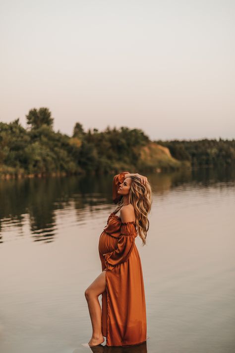 Maternity Poses Laying Down, Witchy Maternity Photos, Fall Maternity Shoot, Western Maternity, Fall Maternity Pictures, Beach Maternity Pictures, Photo Shoot Poses, Maternity Picture Outfits, Photo Bb