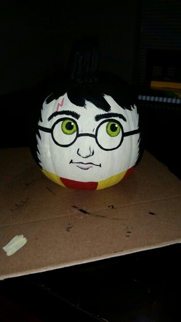 Pumpkin Decorating Harry Potter, Book Pumpkins Character, Harry Potter Scarecrow, Harry Potter Pumpkin Decorating Ideas, Pumpkin Painting Ideas Harry Potter, Harry Potter Pumpkin Painting, Homeade Halloween Costumes, Pumpkin Competition, Scarecrow Contest