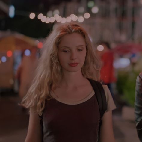 Julie Delpy Hair, Celine Before Sunrise Outfit, Julie Delpy 90s, Julie Delpy Before Sunrise, Celine Before Sunrise, Before Trilogy, 1990s Films, Julie Delpy, Female Icons