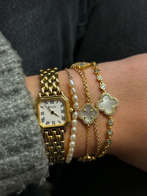 Watches Women Stack, Watches Women Old Money, Watch Jewelry Stack, Old Money Aesthetic Watches Women, Watches Aesthetic Woman, Gold Jewelry Old Money, Old Money Style Watch, Vintage Watch Stack, Vintage Watches Women Aesthetic